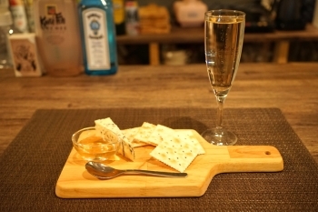 スパークリングワインとチーズのマリアージュをご堪能ください「町かど酒場 ANCHOR（アンクル）」