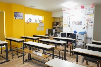 黄色い壁で集中力アップ！　明るく楽しく学習できる空間です「龍花塾」