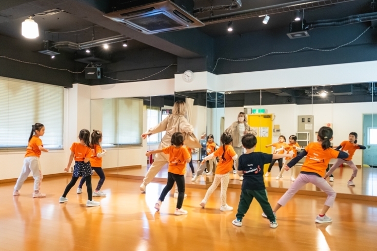 「DANCINGLISH 新富町クラス」英語を使ったダンススクール　たのしく♪チャレンジ☆ダンシング！