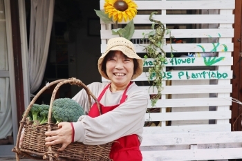 火・水・日曜は野菜や切り花の販売もございます「orangeflower plus plantlabo（オレンジフラワー プラス プランツラボ）」