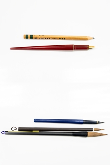 上　硬筆の鉛筆、ペン　下　毛筆の筆ペン、筆「公文八丁堀書写教室」