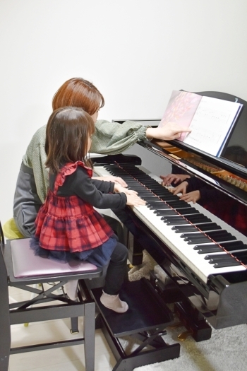 歌ったりリズム感を養うソルフェージュもレッスンに含まれます「かなえピアノ・リトミック教室」