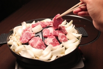 北海道の定番と言えばこれ！　柔らかくクセが少ないラム肉は絶品「北の海鮮料理×ジンギスカン なか善駅通り店」