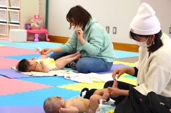 赤ちゃんとのふれあい、ママも癒されるベビーマッサージ教室「行方市こども家庭センターどれみ」