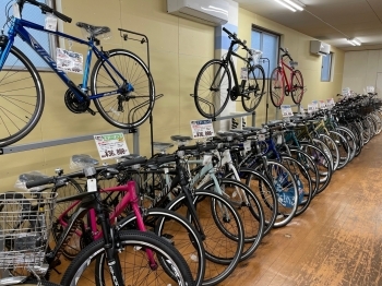 憧れのクロスバイクも、3万円台から取り扱っています！「ビッグウェーブ松山店」