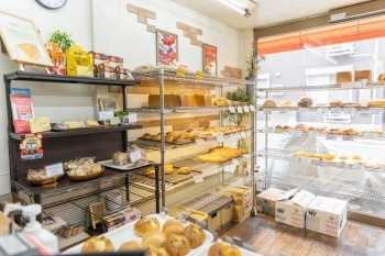 毎日100種類近いパンを店頭に並べています。「ベーカリー ケルン」