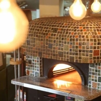 大きなピザ窯で焼き上げるピッツァをぜひ♪「ピッツェリア アネッロ」