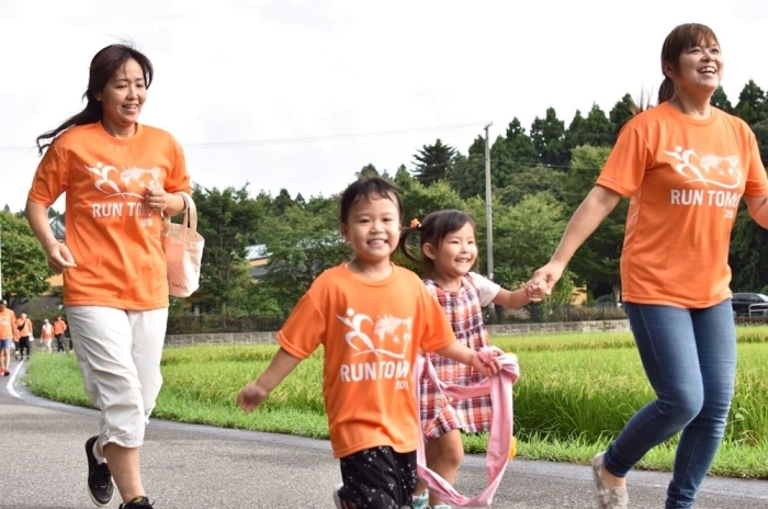 大人もこどももペースを合わせてみんなで走ります