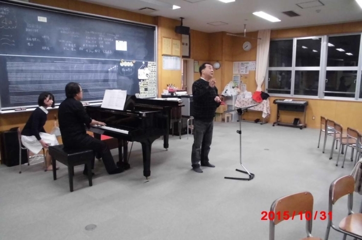 先生の歌い方の指導風景<br>ピアノの先生も息の合った伴奏でサポート