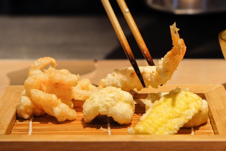 「天麩羅あぶらや」揚げたての天ぷらを目の前で！　あつあつを堪能できます