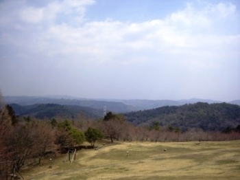 芝生広場の先には素晴らしい景色が◎<br>広場の先にはちょっとしたアスレチックも。