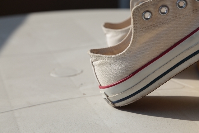 靴底の減り方、チェックしてますか？正しいスニーカー選びで“美歩行”に。