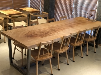 樹齢300年トチノキの一枚板テーブルなど内装にもこだわりが☆「たけのわ食堂 河内松原駅前店」