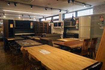 テーブルや食器棚コーナー「ビッグウッド宮崎北店」