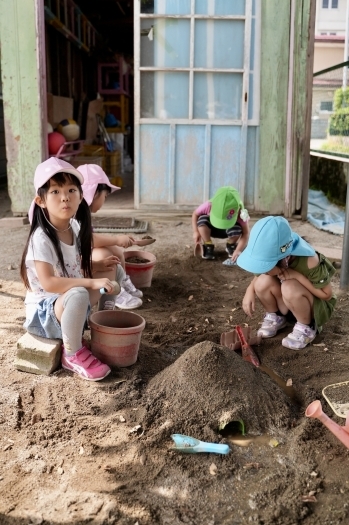砂場遊びは子どもたちに大人気です！「塩川幼稚園」