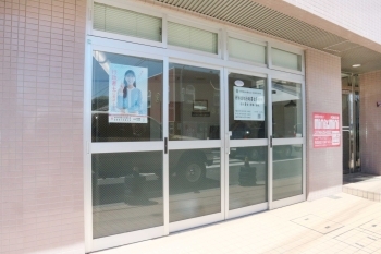 八日市ほんまち商店街からすぐの場所に2023年5月開業。「村林諒紀行政書士事務所」