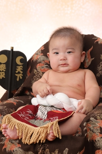 横綱さんはりりしい顔で写ったね「赤ちゃんの100日の記念写真⭐︎」