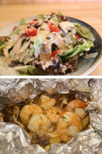 上：シーザーサラダ、下：海老のアヒージョ風ホイル焼き「居酒屋KUNI」