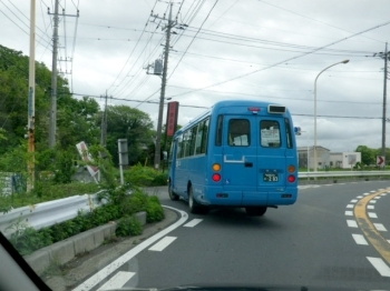 広い道からすぐに横道へ