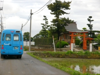 一歩間違うと、水田にドボン！　　です。