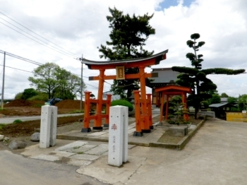 あちこちに赤い鳥居を見かけます