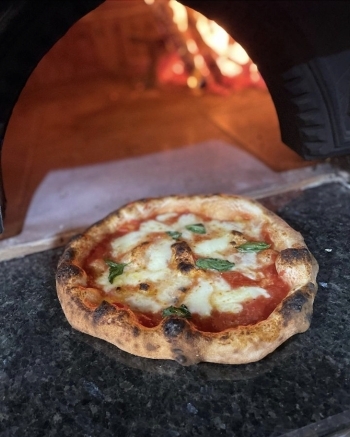 ナポリピッツァは外はカリッと中はジューシー。「Osteria＆Pizzeria Felice（オステリア＆ピッツェリア フェリーチェ）」
