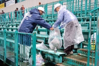 試合後には観戦シートの清掃を行います。「日立台に来る方はマナーがよく、ゴミはあまりありません！」