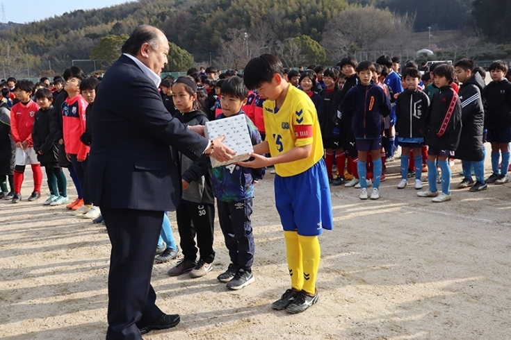 開会式では全チームに参加賞の試合球を贈呈「「第13回サン・リフォーム杯周南地区U-11サッカー大会」を開催いたしました！」
