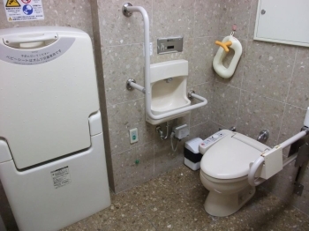 多目的トイレ内部「榎町特別出張所」