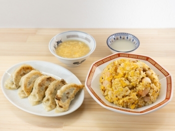 炒飯餃子定食（炒飯、餃子5個、スープ、デザート）「美味しい炒飯の店 満福」