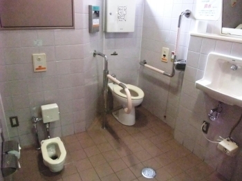 多目的トイレ内には、幼児専用便器も設置「若松町特別出張所」