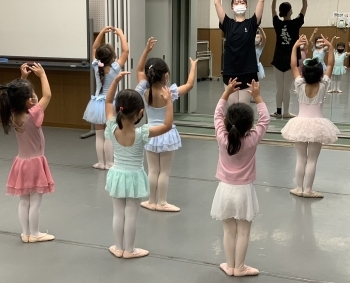 プレクラスは幼児期の基礎体力向上、柔軟性を目指していきます。「Futakami Ballet  Arts ふたかみバレエアーツ」
