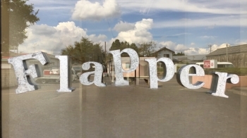 店舗入り口に設置された看板。「Flapper」