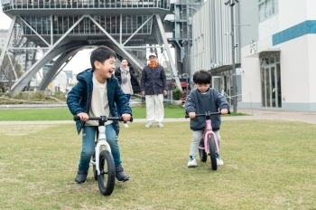 兄弟で一緒に遊ぶのも◎（左：身長110cm・右：95cm）「bixbi bikes japan」