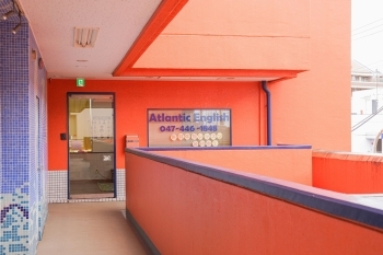 塚田駅すぐのオレンジ色の建物が目印です。「アトランティックイングリッシュ 塚田教室」