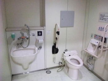 オストメイト対応の多目的トイレがあります。「戸塚特別出張所」