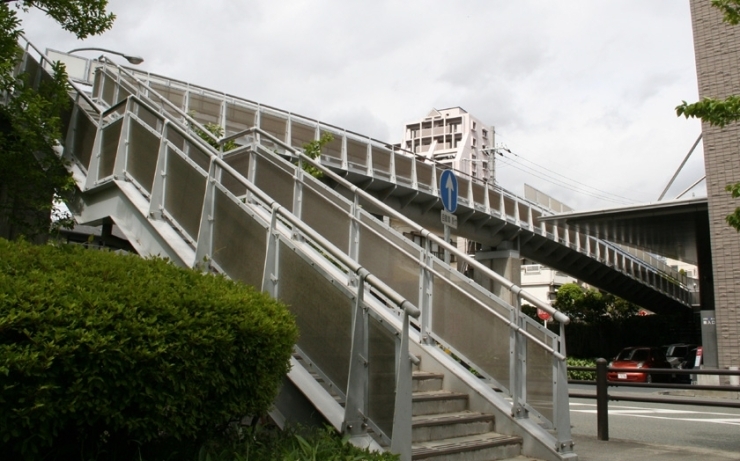 伊丹小学校正門からいたみホール方向に視線を動かすと･･･この歩道橋があります。いたみホールが改築される際、
デザインを一体化させるということで作られた伊丹の「一点モノ」。北京オリンピックのとある会場を設計した会社が手がけたそうです。