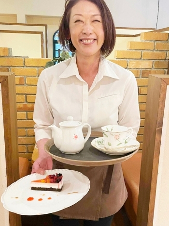 「寛げるカフェを目指しています」と話す廣川マネージャー。「アーリーブルーメル上徳店」