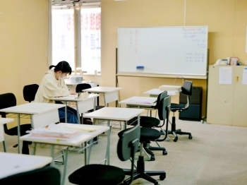 机と机の間隔が広く、1人1人が集中して学べる開放的な教室。「オカベトータルサービス」