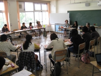 講師を囲んだ円形の教室で、お互いの顔を見ながら学びます。