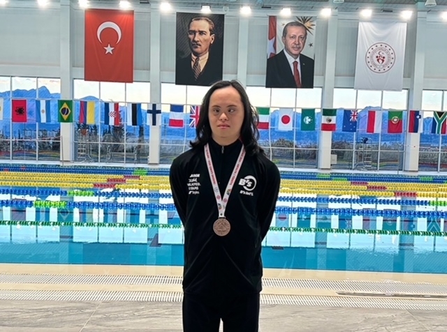 初日だった事もあり、少し緊張していた様です…。「トルコで行われていた、ダウン症の競泳世界大会で、村井海人君が50m背泳ぎでアジア記録を更新しみごと銅メダル獲得！」