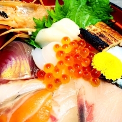母の日には、海鮮丼が美味しいと人気の『めし処釣ヤ』へ