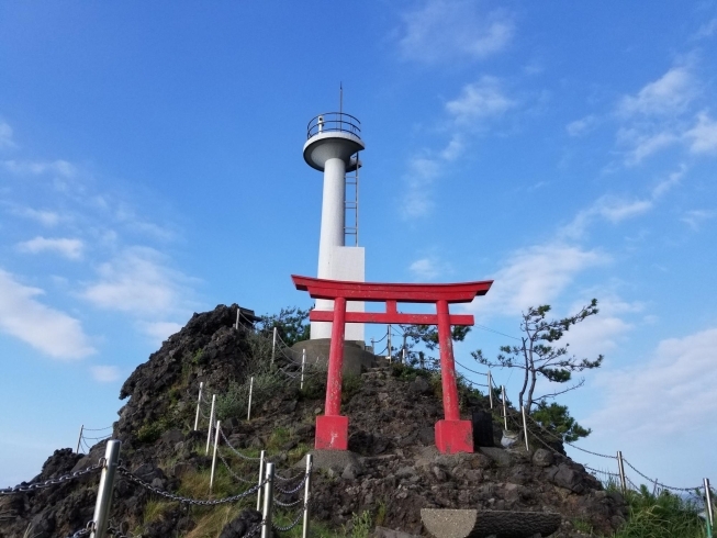「インスタ映え間違いなし！日本海に浮かぶ絶景✨恋する灯台『弁天岩』✨」