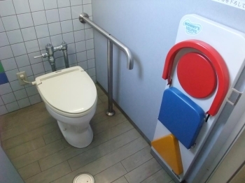 男性用トイレ内にも、ベビーチェアを設置「落合第一特別出張所」