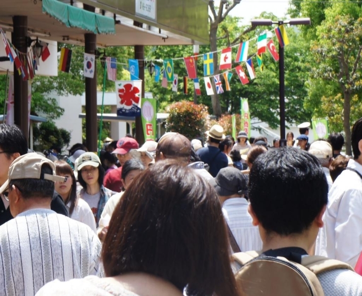 当日大盛況となった100円商店街。<br>実行委員長の高村さんはこの日の為に何度も会議を重ね、準備をしてきました。<br><br>「芝山は一見すると何もないように思われがちです。しかし、芝山を知っている人にとっては魅力ある地域。課題もありましたが、この芝山という地域を楽しんでもらえ、開催してよかったと思います」<br><br>今後はこの100円商店街を定期的に開催したいとのこと。<br>「このイベントをより濃密で、より楽しいイベントとなるよう、次回はもっともっと楽しんでもらえるようにします！」<br>イベント終了にも関わらず、実行委員長の高村さんは次回に向けて意気込んでいた。