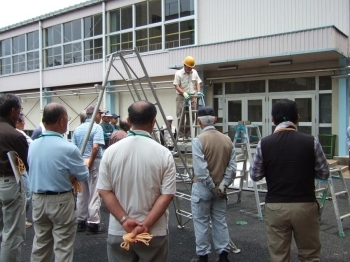 道具の使い方で、三脚・脚立について講義をする狭山シルバー人材センター植木班・小出講師と他の皆さん＝狭山元気プラザ