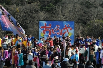 皆で総踊り！見ている方も一緒に手が動いて、踊り出しちゃいますよね(＾＾)<br>