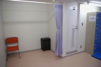授乳スペースは女子更衣室の一角にあります。「新宿NPO協働推進センター」