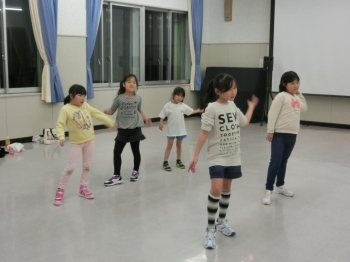 ２班に分かれ、１班ずつ踊ります。<br>踊っていない班は見学して学びます。