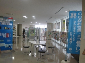 明るいロビーにいろいろな展示物